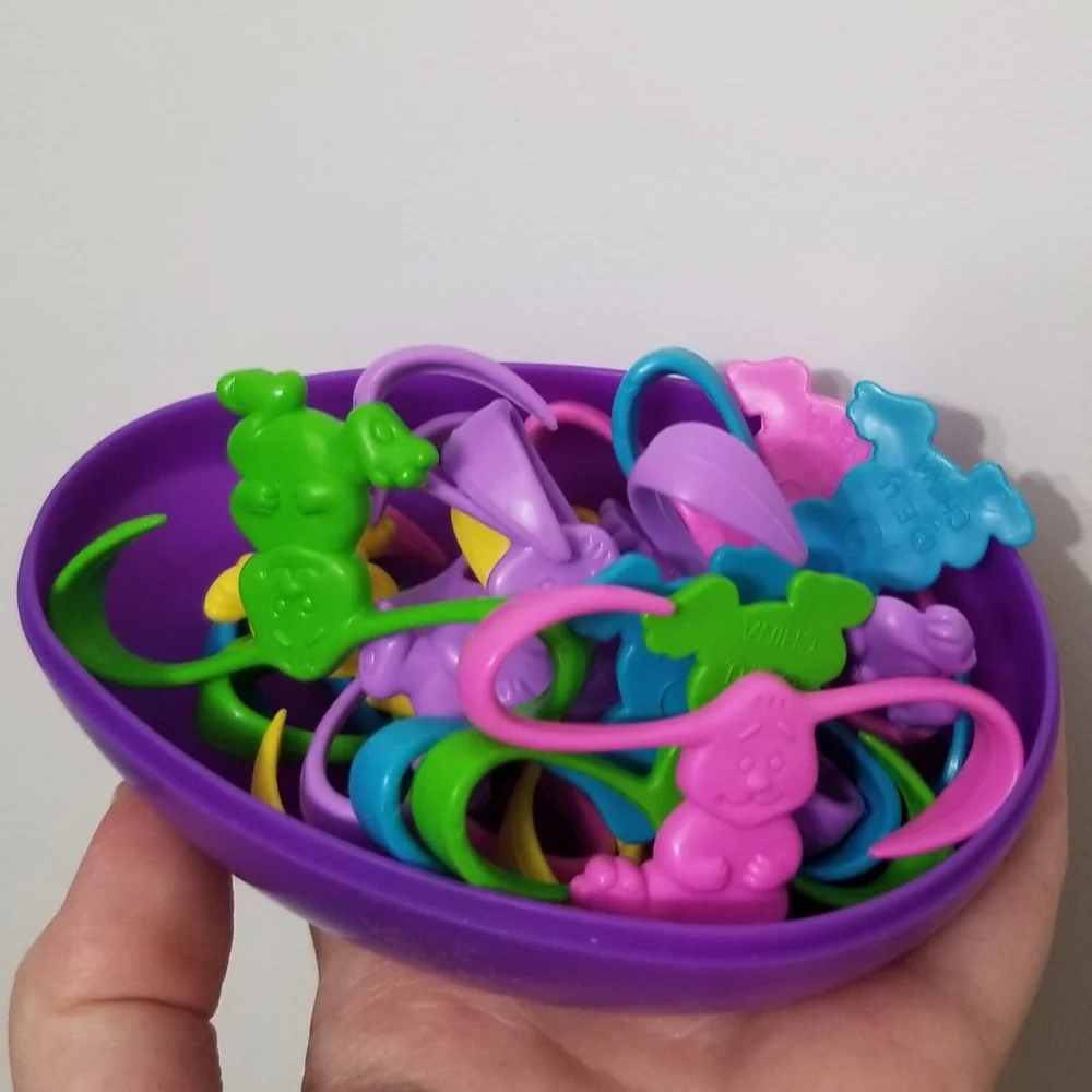 EUC Egg of Bunnies (like Barrel of Monkeys) game